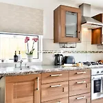King Room With A Shared Kitchen And Bathroom In A 5-Bedroom House At Hanwell