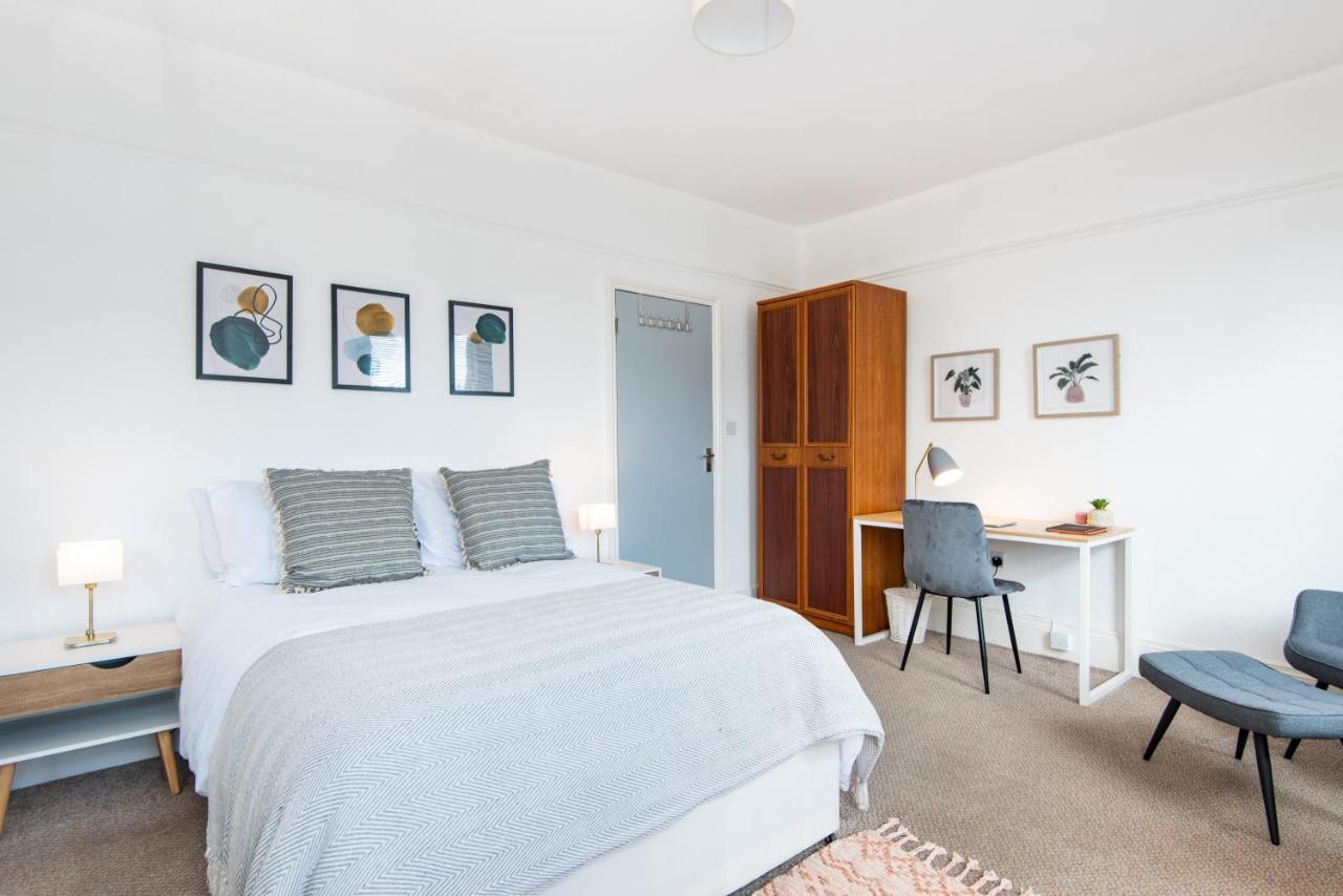 King With A Shared Kitchen And Bathroom In A 5-bedroom House At Hanwell
