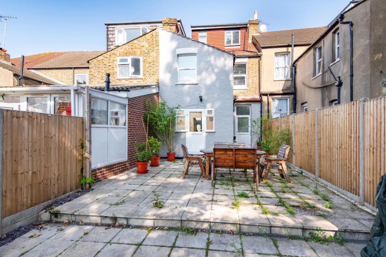 King With A Shared Kitchen And Bathroom In A 5-bedroom House At