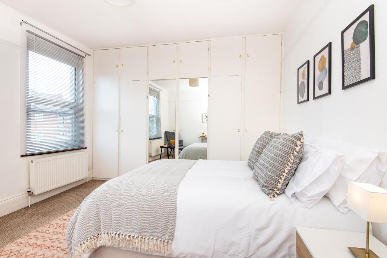 King With A Shared Kitchen And Bathroom In A 5-bedroom House At Hanwell