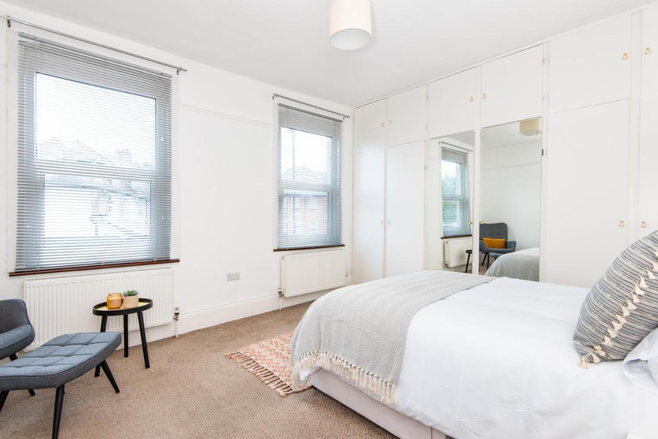 Aparthotel King With A Shared Kitchen And Bathroom In A 5-bedroom House At *